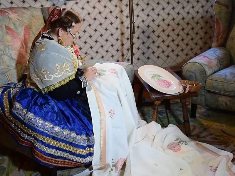 La técnica de bordado de pespunte y relleno es característica en Oropesa, data del siglo XVIII y es de influencia chinesca, generalmente con motivos florales y técnica miniaturesca. A principios del siglo XX aparecen los primeros talleres de bordadoras en Oropesa. Los talleres estaban vinculados al Parador de Turismo y sus clientes compraban los bordados, sobre todo mantelerías para vajillas. Las niñas ya empezaban a bordar desde edad muy temprana y al pasar los años, cada una adoptaba un estilo personal. El bordado de pespunte y relleno es como una pintura a través de un boceto, que se borda con pespunte a dos hilos. El Bordado de Oropesa